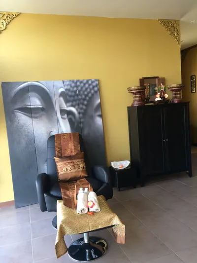 Espace soin avec fauteuil et décoration Buddha